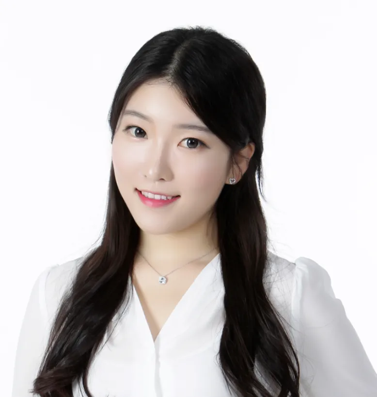 Leah Rhee Headshot.png